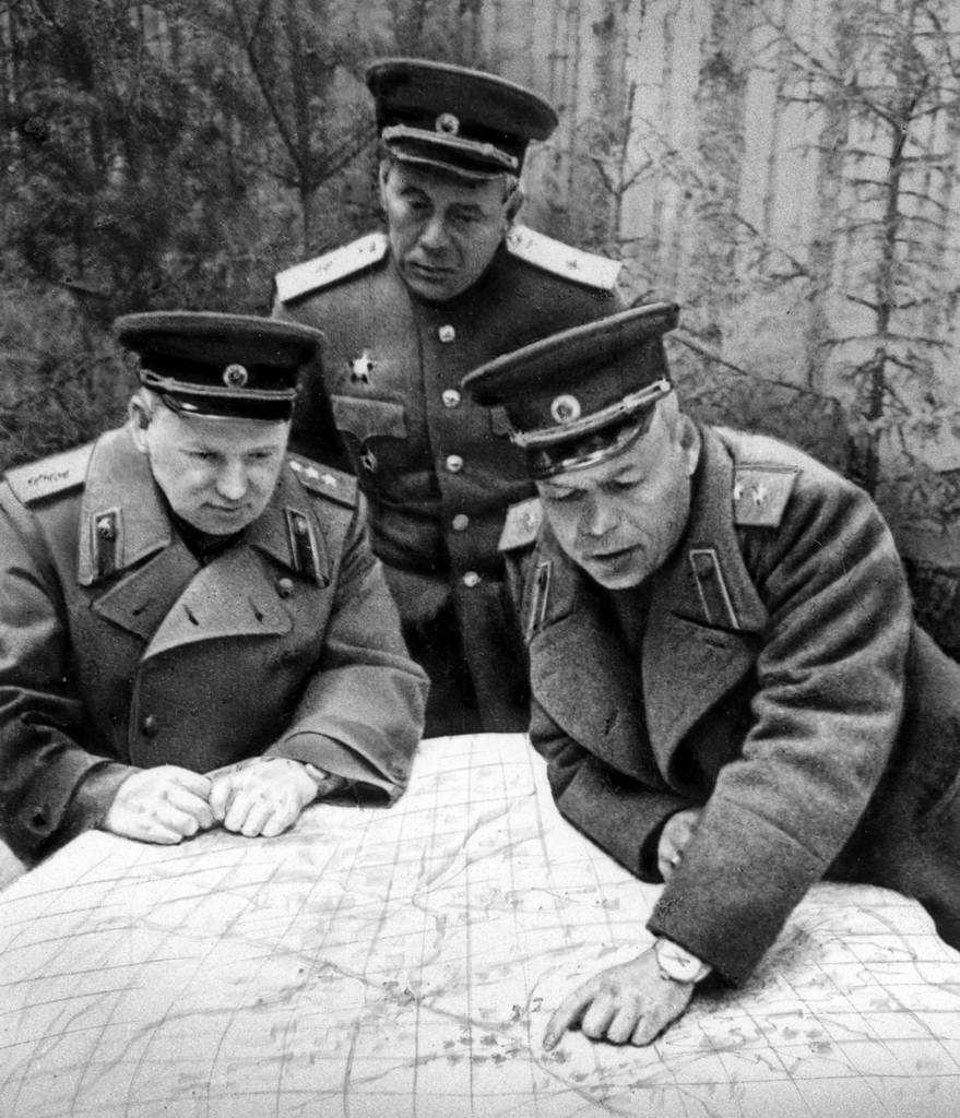 В 12-м гвардейском танковом корпусе. Слева направо: Я.Н. Федоренко, М.И. Зинькович, П.С. Рыбалко. Брянский фронт. Июль 1943
